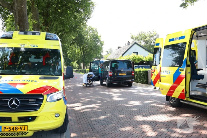 Busje botst op geparkeerde auto: twee gewonden