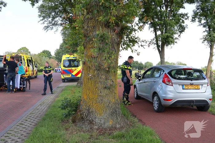 Busje botst op geparkeerde auto: twee gewonden