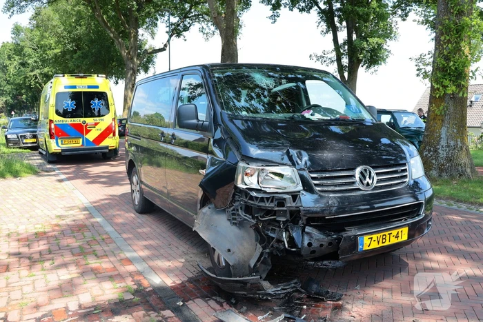 Busje botst op geparkeerde auto: twee gewonden