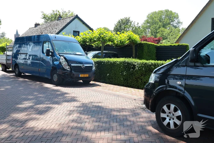 Busje botst op geparkeerde auto: twee gewonden