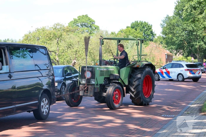 Busje botst op geparkeerde auto: twee gewonden
