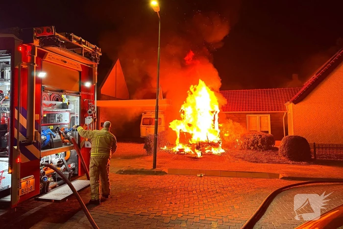 Caravan in lichterlaaie, brandweer voorkomt overslag