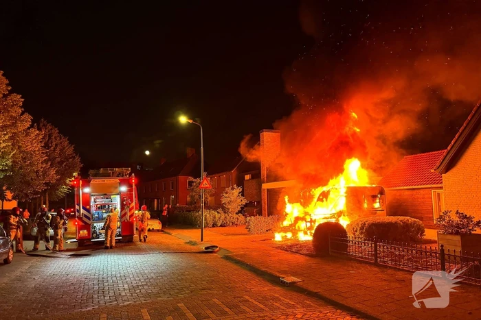 Caravan in lichterlaaie, brandweer voorkomt overslag