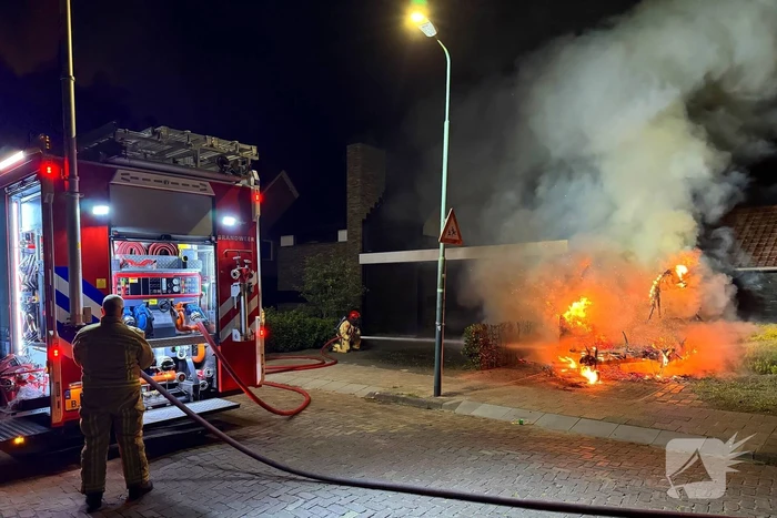 Caravan in lichterlaaie, brandweer voorkomt overslag