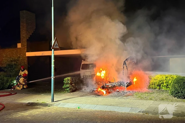 Caravan in lichterlaaie, brandweer voorkomt overslag