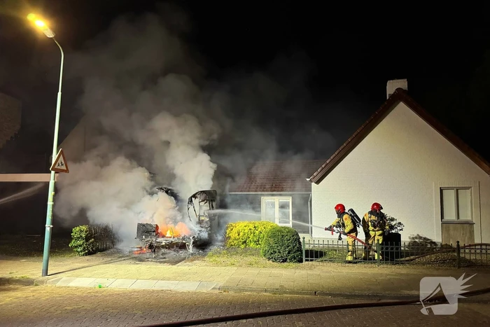 Caravan in lichterlaaie, brandweer voorkomt overslag