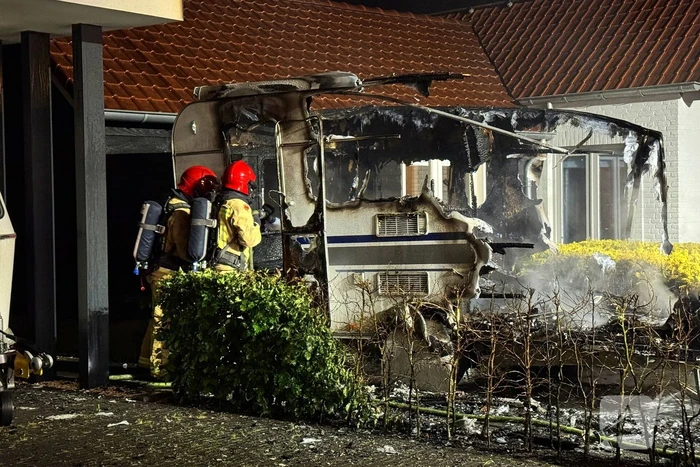 Caravan in lichterlaaie, brandweer voorkomt overslag