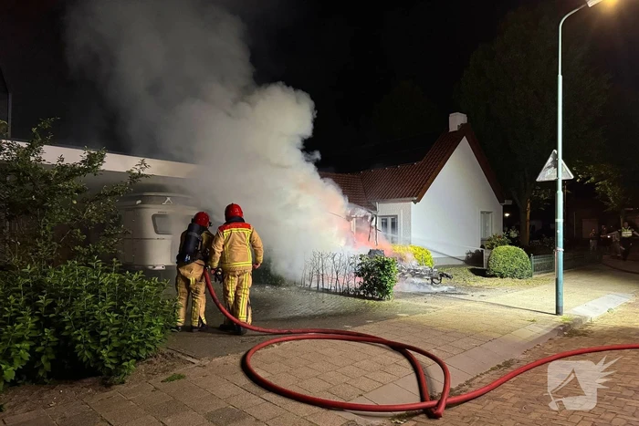 Caravan in lichterlaaie, brandweer voorkomt overslag