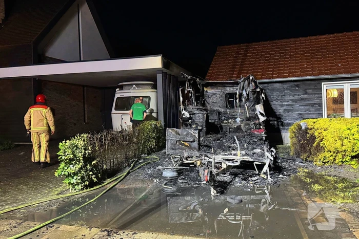 Caravan in lichterlaaie, brandweer voorkomt overslag
