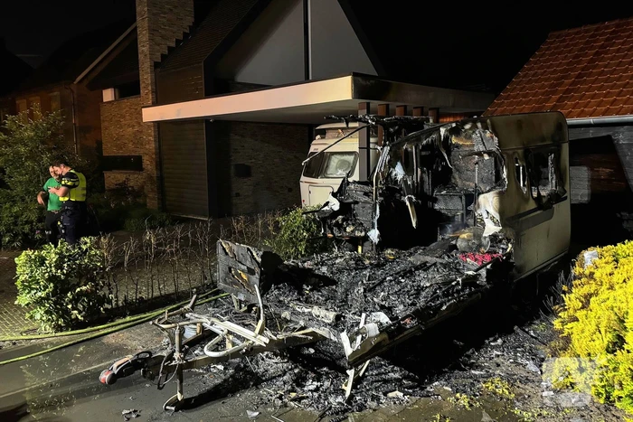 Caravan in lichterlaaie, brandweer voorkomt overslag