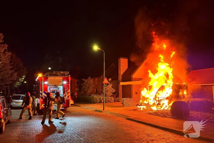 Caravan in lichterlaaie, brandweer voorkomt overslag