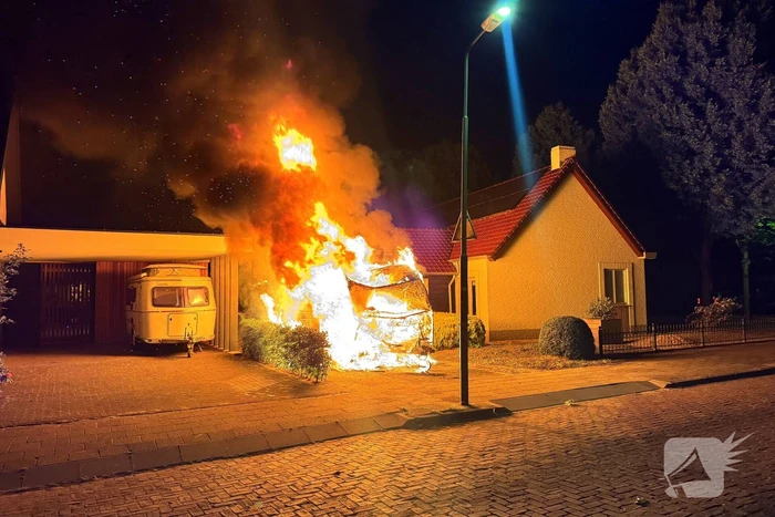 Caravan in lichterlaaie, brandweer voorkomt overslag