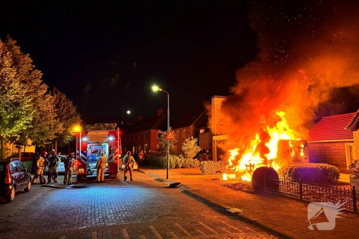 Caravan in lichterlaaie, brandweer voorkomt overslag