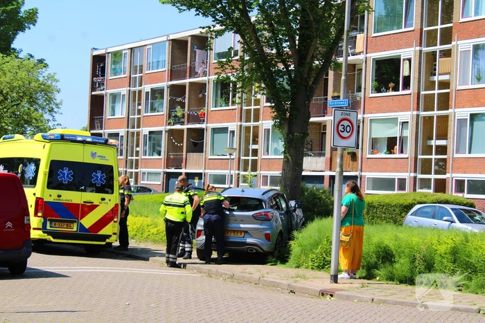 Auto botst tegen boom