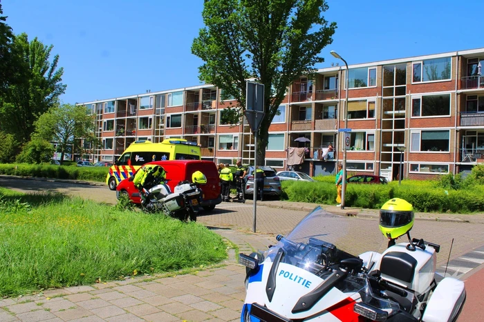 Auto botst tegen boom