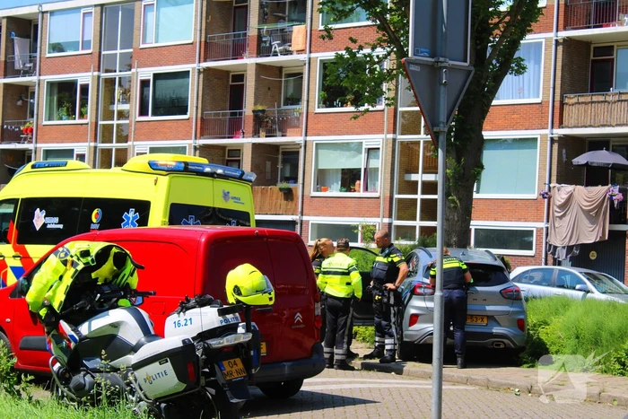 Auto botst tegen boom