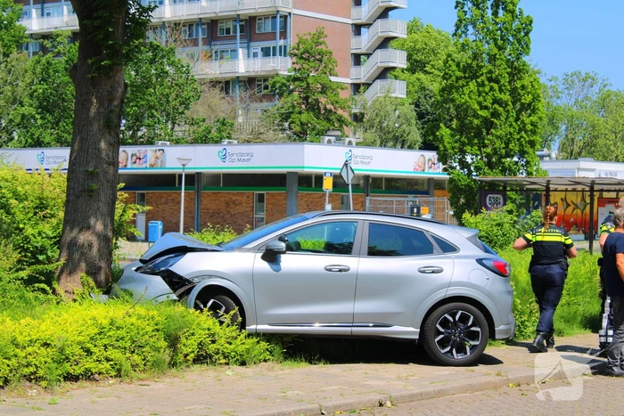 Auto botst tegen boom