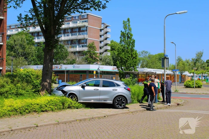 Auto botst tegen boom