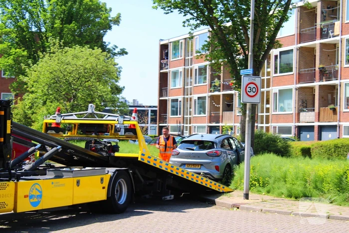 Auto botst tegen boom