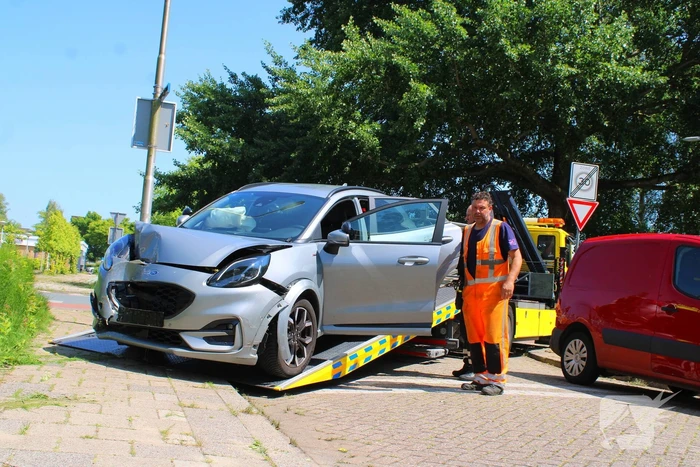 Auto botst tegen boom