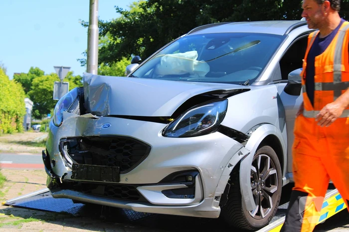 Auto botst tegen boom
