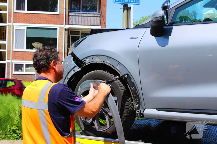 Auto botst tegen boom