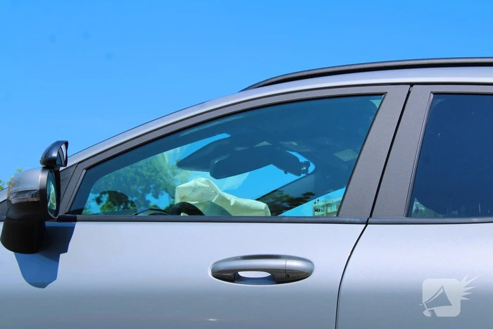 Auto botst tegen boom
