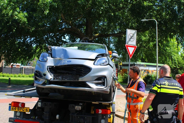 Auto botst tegen boom