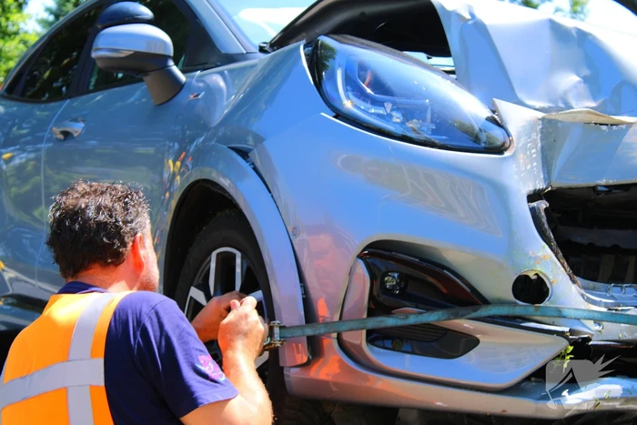 Auto botst tegen boom