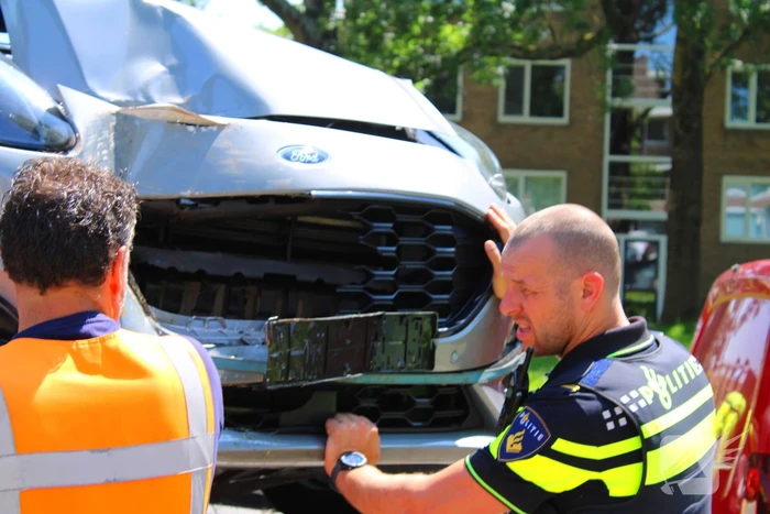 Auto botst tegen boom