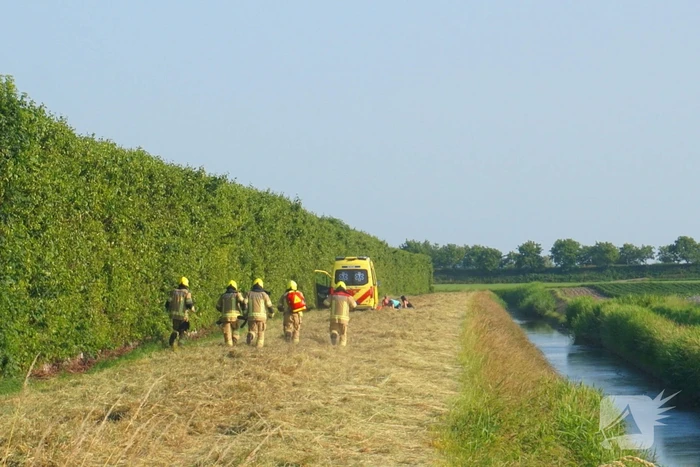 Ongeval met crossmotor in weiland