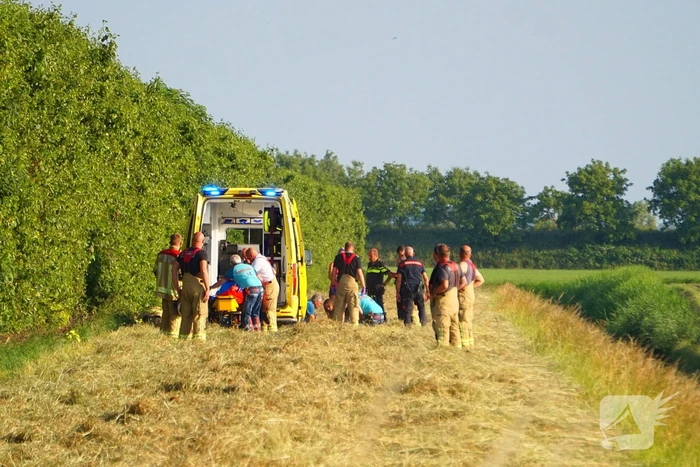 Ongeval met crossmotor in weiland