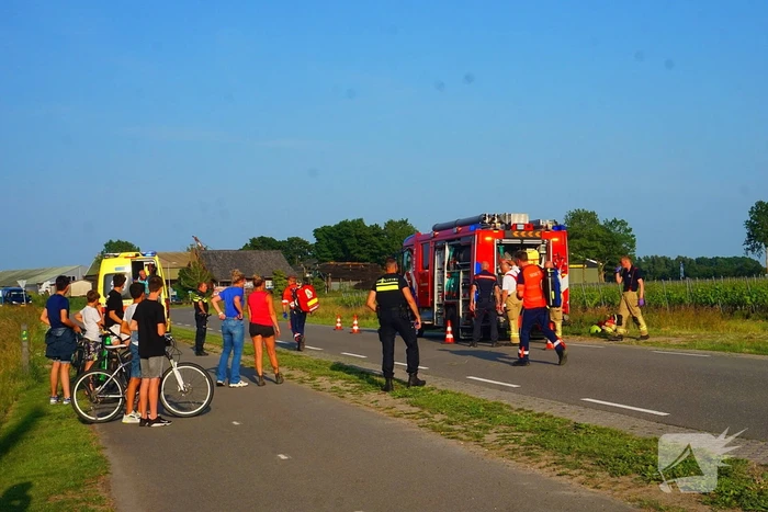 Ongeval met crossmotor in weiland