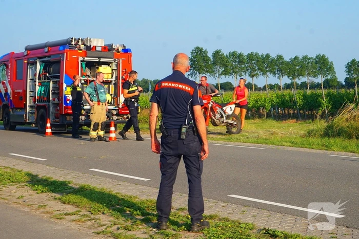 Ongeval met crossmotor in weiland