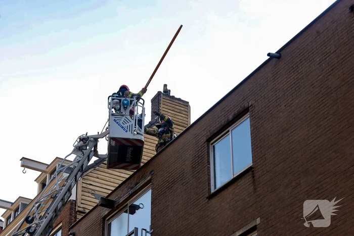Brand op dak woning geblust zonder gewonden