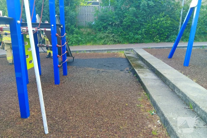 Speeltuin in vlammen door jeugd