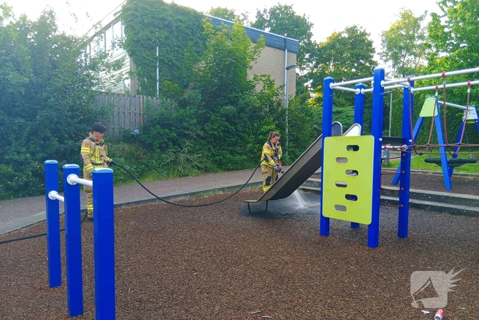 Speeltuin in vlammen door jeugd