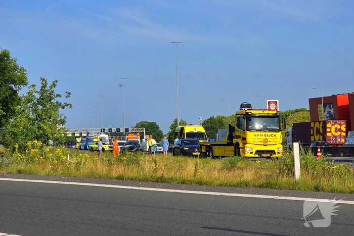 Ongeval met gewonde leidt tot afsluiting rijbaan