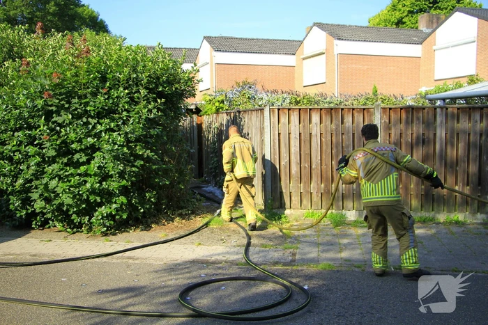 Buitenbrand verwoest coniferenhaag