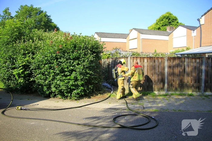 Buitenbrand verwoest coniferenhaag