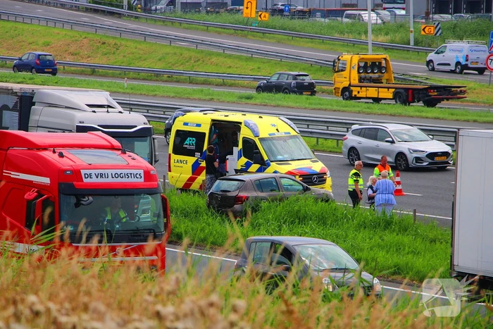 Auto eindigt in middenberm