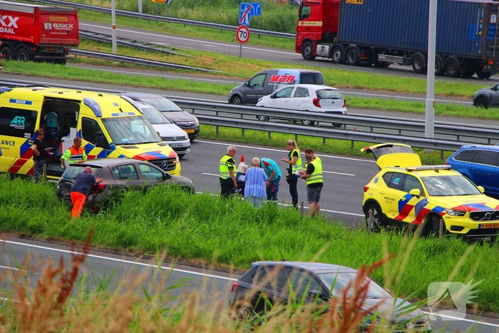 Auto eindigt in middenberm
