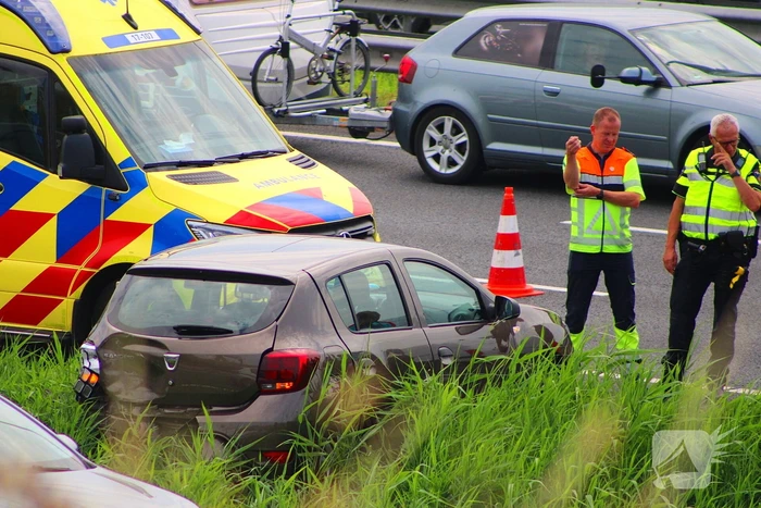 Auto eindigt in middenberm