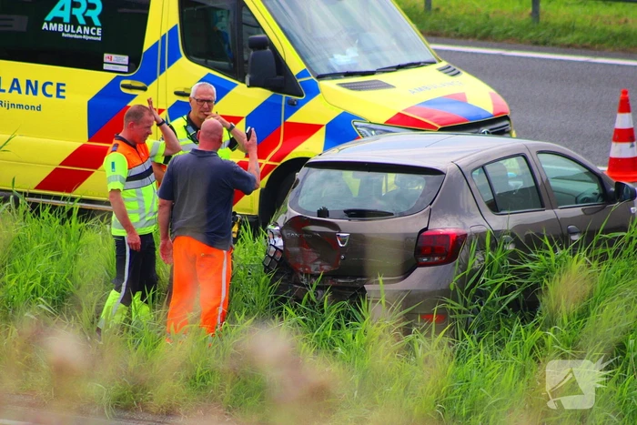 Auto eindigt in middenberm