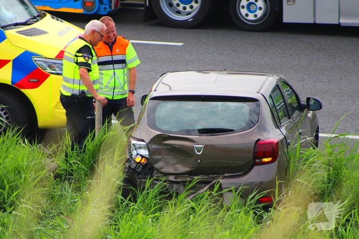 Auto eindigt in middenberm