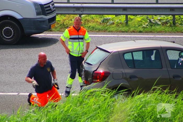 Auto eindigt in middenberm