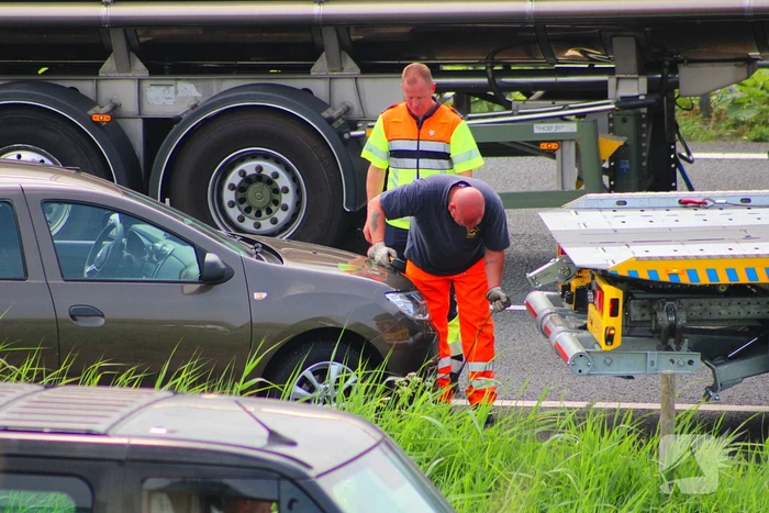 Auto eindigt in middenberm