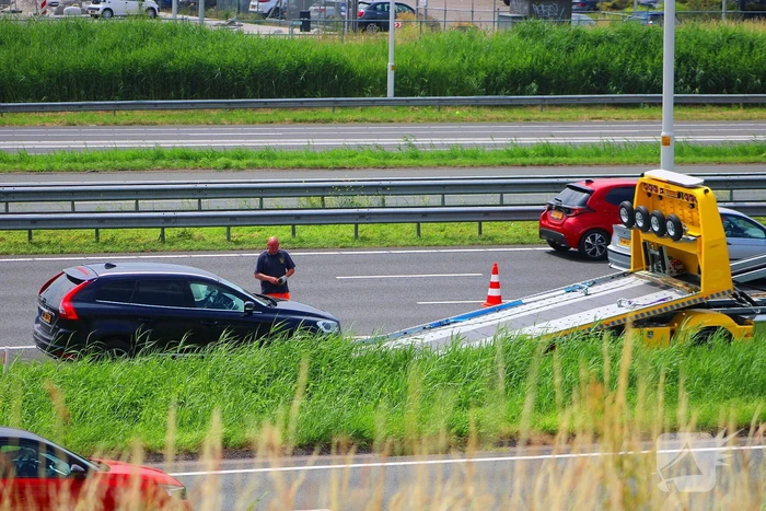 Auto eindigt in middenberm