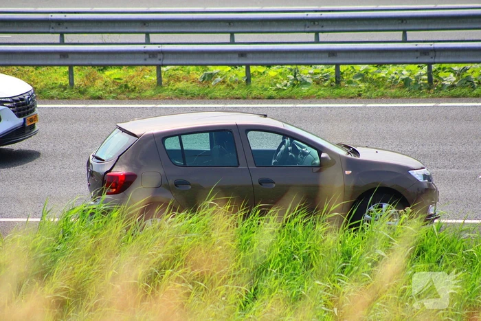 Auto eindigt in middenberm