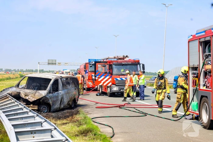Brand in bestelbus na aanrijding met vrachtauto